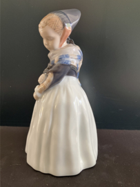 Royal Copenhagen porselein: Amager Girl / Staende Amargerpige nr. 1251 ontwerp Lotte Bentler hoog 20 cm