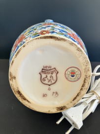 Tichelaar Makkum:  prachtig gedecoreerde polychrome tafellamp VK24 decor bloemen en vogel hoog 28/42 cm (zonder/met kap)