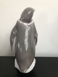 Lladro porselein:  Penguin / Pinquino Vuelto a La Derecha 01005249 Fulgencio Garcia 1984-1987 hoog 15 cm