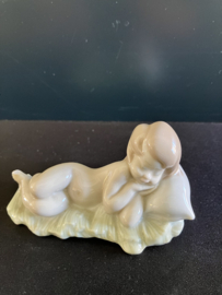 Lladro porselein: Mary / Virgen Belen Juan Huerta 1969-2001 hoog 15 cm breed 7 cm nr. 01004671 en Baby Jesus / Niño Jesus Belen Juan Huerta 1969-2001 hoog 5 cm breed 10 cm nr 01004670