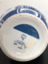 de Porceleyne Fles vaas met handvat 1450 jaarletters CY=1979 schilder LBA mw. A.F. den Braver 1977-? Hoog 22 cm diam. buik 16 cm
