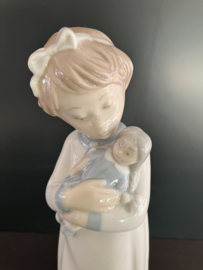 Zaphir porselein: Girl With Doll / Niña con Nuñeca hoog 24 cm