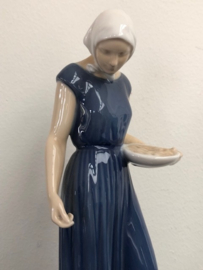 Bing & Grondahl porselein: nr. 2220 Girl Feeding Chickens 23 cm hoog