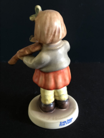 Origineel Hummelkoor figuur: 2184 Erste Geige / First Violin 10 cm TMK-8 2000-heden  (onderdeel koor)