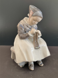 Royal Copenhagen porselein: nr. 1314 Amager Girl Knitting / Lille Strikkende Amargerpige ontwerp Lotte Bentler hoog 16 cm