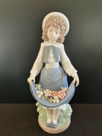 NAO Lladro porselein: Niña de las flores / Flowergirl  23 cm hoog