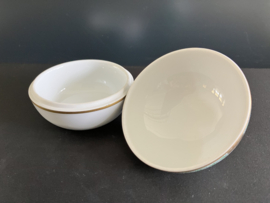 Herend porselein: dekseldoosje met roosje 6182/AV hoog 9 cm doorsnede 9,5 cm Apponyi Vert