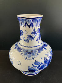 de Porceleyne Fles Delfts Blauwe schenkkan 2102 hoogte 17 cm jaarletters BY=1954 schilder JK dhr. J.W. Ket 1946-1994