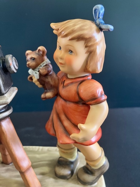 Originele Hummel 2132 Schnappschuss / Camera Ready 14 cm Uitgave ‘in celebration M.I.Hummelclub’ 25 years: 1977-2002
