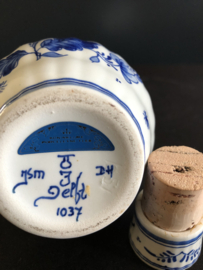 de Porceleyne Fles Delfts Blauw olieflesje 1037 hoog 15 cm DH=1988 schilder JSM Mw JWC Smit 1978-1991