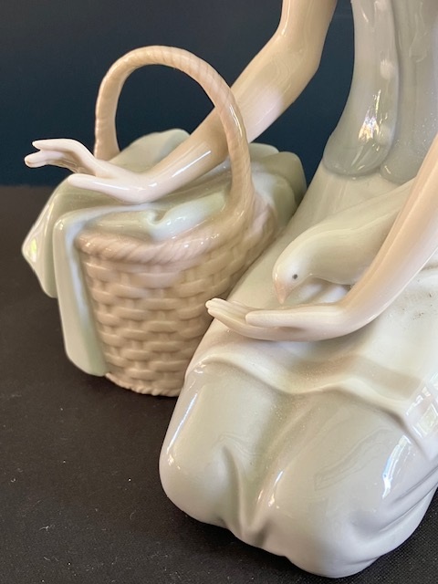 Lladro porselein: Jovencita Con Paloma / Girl With Dove Francisco Català 1974-1982 nr. 01004909 hoog 21 cm