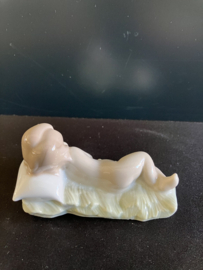Lladro porselein: Mary / Virgen Belen Juan Huerta 1969-2001 hoog 15 cm breed 7 cm nr. 01004671 en Baby Jesus / Niño Jesus Belen Juan Huerta 1969-2001 hoog 5 cm breed 10 cm nr 01004670