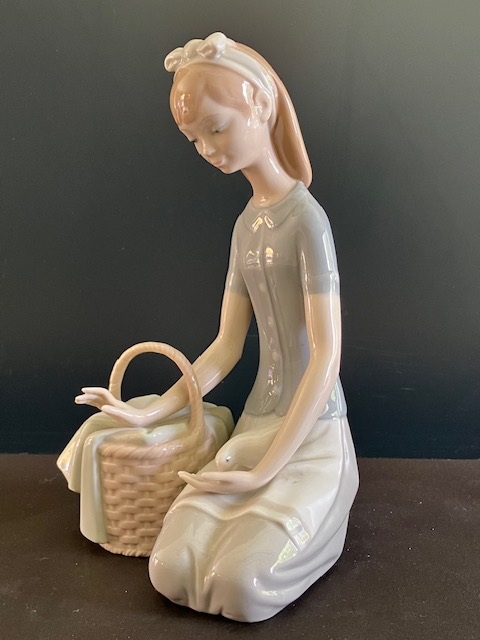 Lladro porselein: Jovencita Con Paloma / Girl With Dove Francisco Català 1974-1982 nr. 01004909 hoog 21 cm