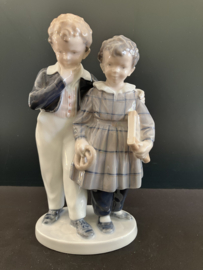Royal Copenhagen porselein nr. 1761 Escape To America / Flugten til Amerika ontwerp Christian Thomsen hoog 20,5 cm breed 12 cm