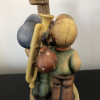 VERKOCHT Originele Hummel 331 Am scheideweg / Crossroads 17 cm hoog en 12 cm breed