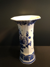 de Porceleyne FlesDelfts Blauwe vaas 1367 decor bloemen jaarletters CU=1975 schilder E.OL hoog 27 cm