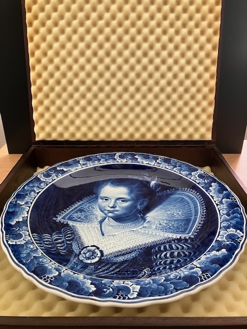 de Porceleyne Fles: Monumentaal Delfts Blauw wandbord nr 2334 'Prinsesje' naar Paulus Moreelse, schilder dhr. D. Vrijland (1951-1994) CY=1979 doorsnede 42 cm in luxe geschenkverpakking
