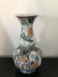 Makkum Altena & Krooyenga: prachtige polychrome vaas nr. 308 hoogte 27 cm