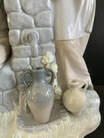 NAO Lladro porselein: Niño y niña en la fuente / Boy and Girl at Fountain 35 cm hoog, 26 cm breed en 15 cm diep