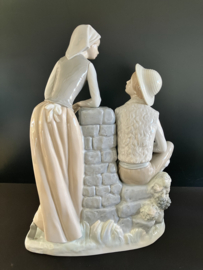 NAO Lladro porselein: Niño y niña en la fuente / Boy and Girl at Fountain 35 cm hoog, 26 cm breed en 15 cm diep
