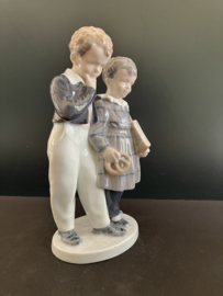 Royal Copenhagen porselein nr. 1761 Escape To America / Flugten til Amerika ontwerp Christian Thomsen hoog 20,5 cm breed 12 cm