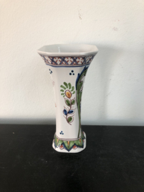 VERKOCHT Makkum Altena & Krooyenga: polychroom  vaasje nr 329 floraal decor hoog 16 cm