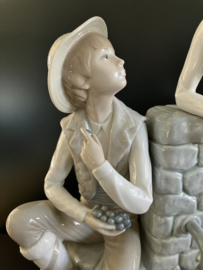 NAO Lladro porselein: Niño y niña en la fuente / Boy and Girl at Fountain 35 cm hoog, 26 cm breed en 15 cm diep