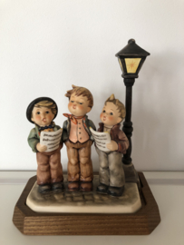 Originele Hummel 757 Unter der Laterne / A Tuneful Trio 17 cm TMK-7 (1991-2000) Limited Edition 1996 nr. 06520 van de 20.000 stuks incl. certificaat