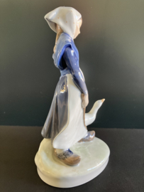 Royal Copenhagen porselein: 528 Girl With Goose van ontwerper Christian Thomsen 18 cm hoog