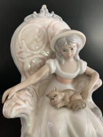 Lladro stijl porselein: Girl with cat / Niña con Gato hoog 23 cm basis 12x12 cm