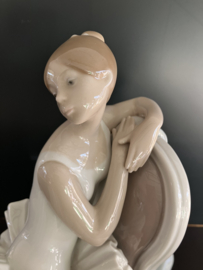 Lladro porselein: Classic Dance / Danzarina Sentada Fulgencio Garcia 1973-1985 hoog 24 cm 01004847