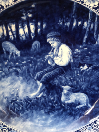 de Porceleyne Fles: wandbord nr. 13 Fluit spelende jongen met schaapjes naar Artz CA=1956 schilder MvA (dhr. M.H. van Aalst 1941-1983)