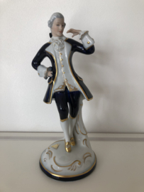 VERKOCHT Royal Dux porselein: beeld van een begeleidende heer 22 cm hoog