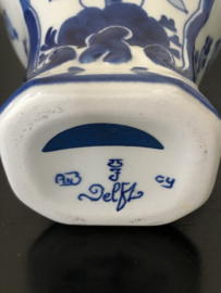 de Porceleyne Fles dekselvaas met leeuwtje CY=1979 schilder AnB (mw. A.J.E. van Breukelen) hoog 22 cm