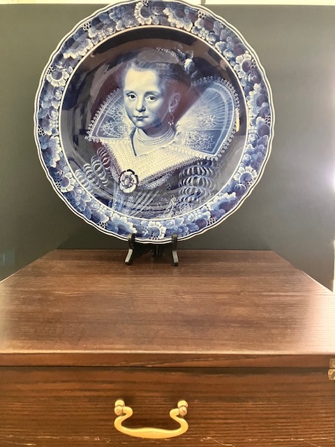 de Porceleyne Fles: Monumentaal Delfts Blauw wandbord nr 2334 'Prinsesje' naar Paulus Moreelse, schilder dhr. D. Vrijland (1951-1994) CY=1979 doorsnede 42 cm in luxe geschenkverpakking