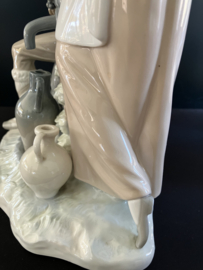 NAO Lladro porselein: Niño y niña en la fuente / Boy and Girl at Fountain 35 cm hoog, 26 cm breed en 15 cm diep