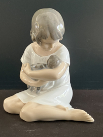 Royal Copenhagen porselein: nr 1938 Girl With Doll / Pige med Dukke ontwerp Adda Bonfils hoog 14 cm breed 11