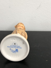 Origineel Hummelkoor figuur: 845 Erster Bass / Too Shy To Sing 10 cm TMK-8 2000-heden (onderdeel koor)