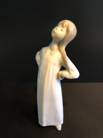 Lladro porselein:  Girl Stretching / Nina Desparpajo 01004872 hoog 21 cm Fulgencio Garcia 1974-1999