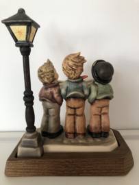 Originele Hummel 757 Unter der Laterne / A Tuneful Trio 17 cm TMK-7 (1991-2000) Limited Edition 1996 nr. 06520 van de 20.000 stuks incl. certificaat