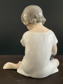 Royal Copenhagen porselein: nr 1938 Girl With Doll / Pige med Dukke ontwerp Adda Bonfils hoog 14 cm breed 11