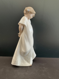 NAO Lladro porselein:  Shy Girl / Chica Timida hoog 21 cm