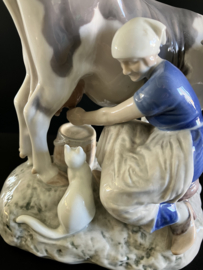 Bing & Grondahl porselein: nr. 2017 Milkmaid and Cow, beeld koe met melkster hoog 19 cm breed 23 cm diep 15 cm