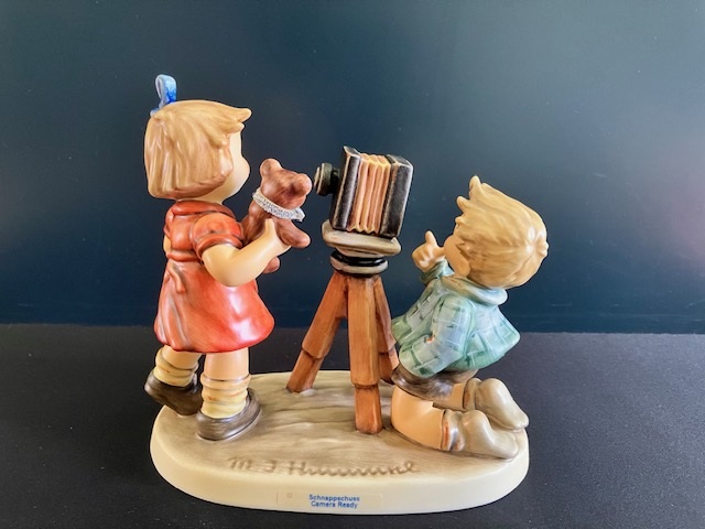Originele Hummel 2132 Schnappschuss / Camera Ready 14 cm Uitgave ‘in celebration M.I.Hummelclub’ 25 years: 1977-2002
