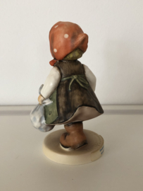 Originele Hummel 561 Grossmutter wartet / Grandma's Girl 10 cm TMK7 1991-2000