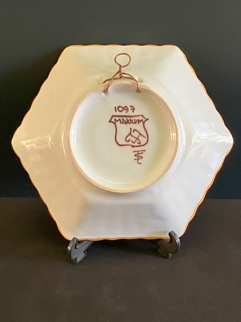 Tichelaar Makkum:  prachtig gedecoreerd  zeshoekig wandbord 1097 fruitmand diameter 17 cm