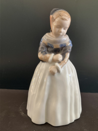 Royal Copenhagen porselein: Amager Girl / Staende Amargerpige nr. 1251 ontwerp Lotte Bentler hoog 20 cm