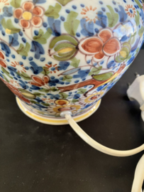 Tichelaar Makkum:  prachtig gedecoreerde polychrome tafellamp VK24 decor bloemen en vogel hoog 28/42 cm (zonder/met kap)