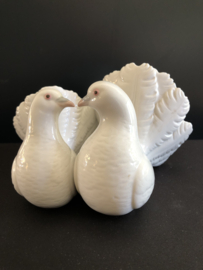 Lladro porselein:  Symbool van liefde Couple Of Doves / Pareja de Palomas 1971-heden Antonio Ballester 12 cm hoog en 19 cm breed