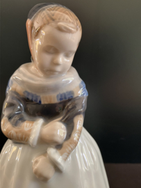 Royal Copenhagen porselein: Amager Girl / Staende Amargerpige nr. 1251 ontwerp Lotte Bentler hoog 20 cm